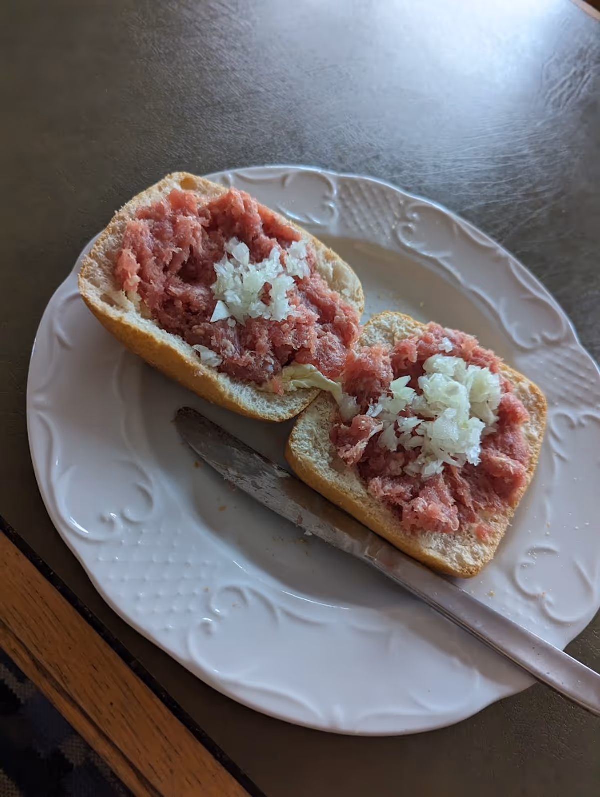 Ein Mettbrötchen zum Frühstück. Wir nennen Mett auch umgangssprachlich „Feuerwehrmarmelade“. Für Kameraden, die eine fleischlose Ernährung bevorzugen, stellen wir auch gerne Alternativen zur Verfügung.