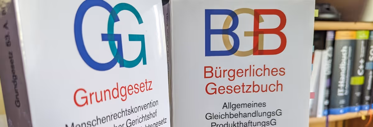 Gesetztesbücher in einem Bücherregal