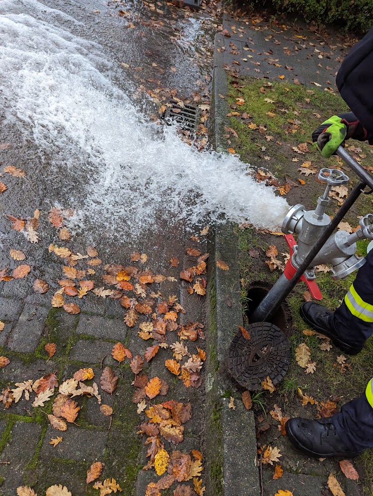 Ein Unterflurhydrant der ohne Spülkasten verwendet wird, da der Boden nicht aufgespült werden kann und keine umstehenden Autos beschädigt werden könnten. Außerdem kann das Wasser gut über den Abfluss abfließen.