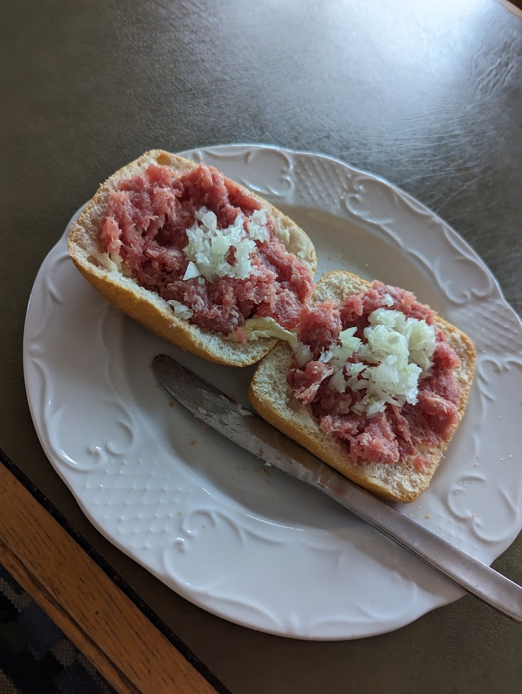 Ein Mettbrötchen zum Frühstück. Wir nennen Mett auch umgangssprachlich "Feuerwehrmarmelade". Für Kameraden, die eine fleischlose Ernährung bevorzugen, stellen wir auch gerne Alternativen zur Verfügung.