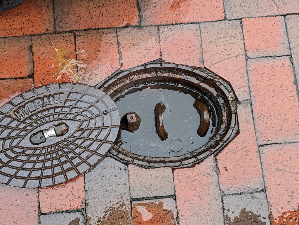 Ein Unterflurhydrant, welcher das Wasser nicht korrekt absickern lässt. Das Wasser steht im Boden.