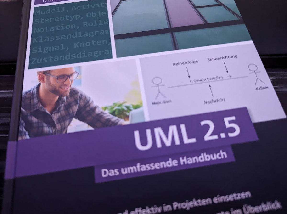 Das Cover vom Buch "UML 2.5 - Das umfassende Handbuch" von dem Rheinwerk-Verlag.